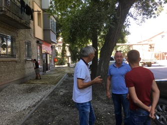 Вячеслав Доронин осмотрел ремонт тротуаров по улице Миллеровской